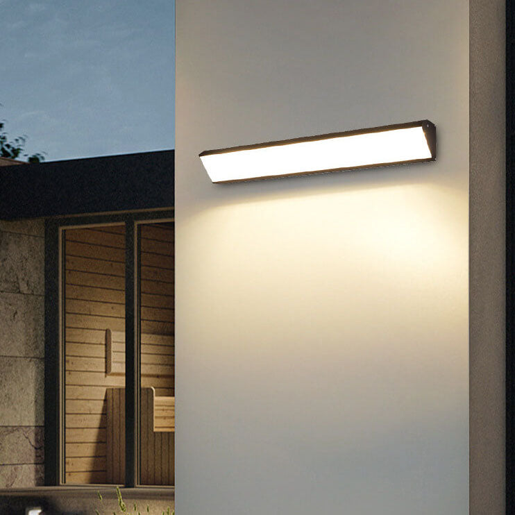Stylish Black Aluminum LED Wall Sconce Lamp for Outdoor Spaces