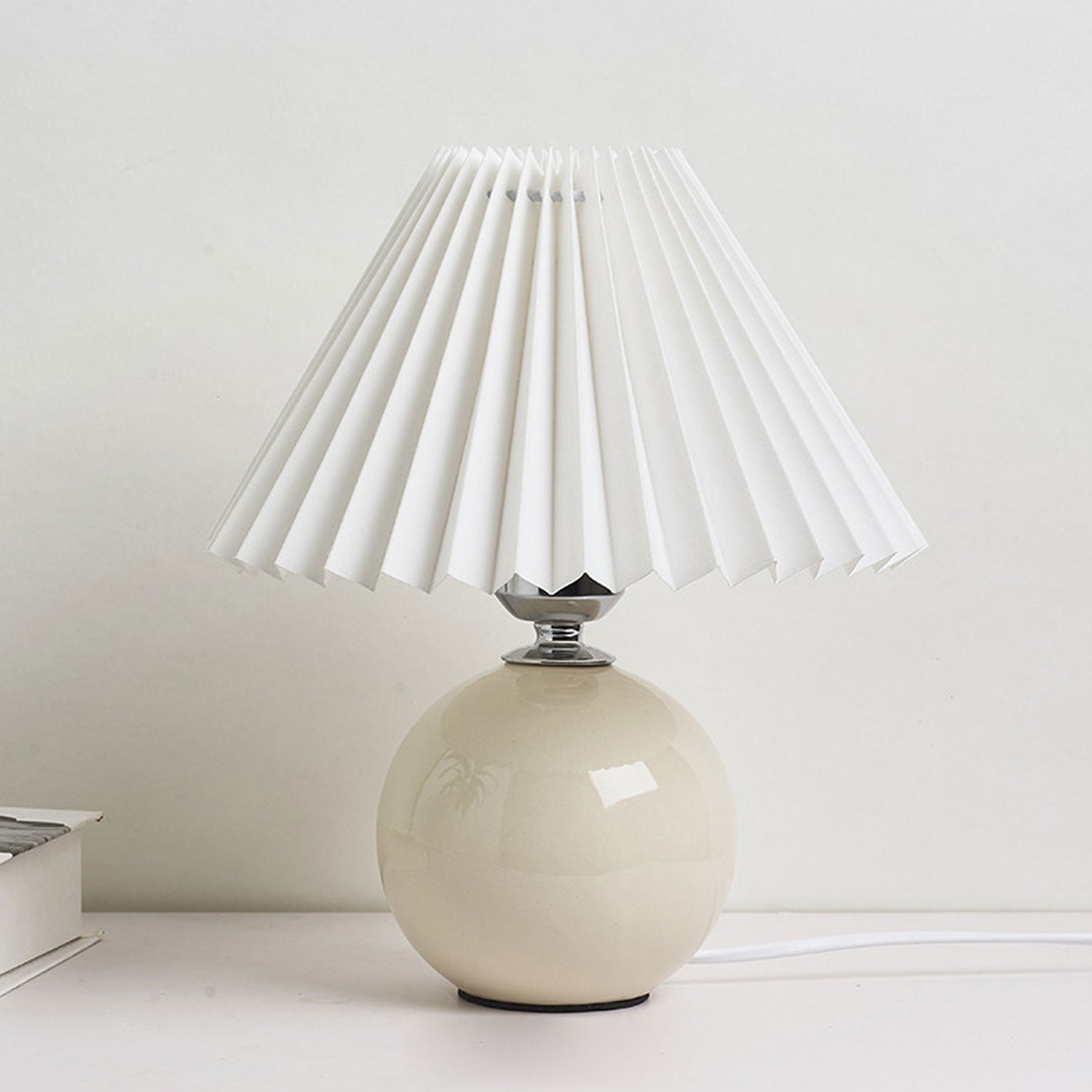 Nordic Minimalist White Ceramic Pleated Table Lamp for Bedroom Desk
