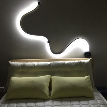 Sleek Silver Aluminum Snake Shaped LED Wall Sconce for Modern Decor