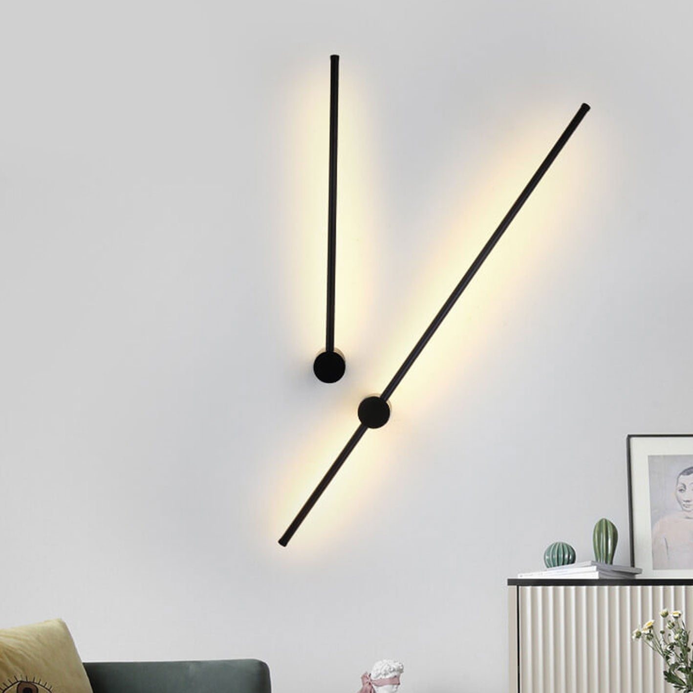 Stylish Minimalist Silver Aluminum LED Wall Sconce for Living Room Lighting