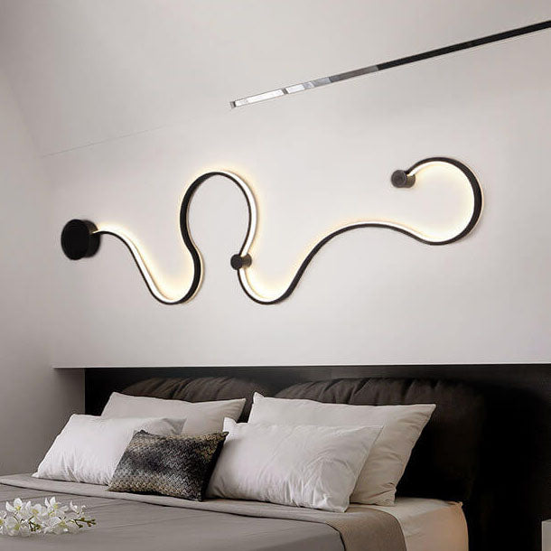 Sleek Silver Aluminum Snake Shaped LED Wall Sconce for Modern Decor
