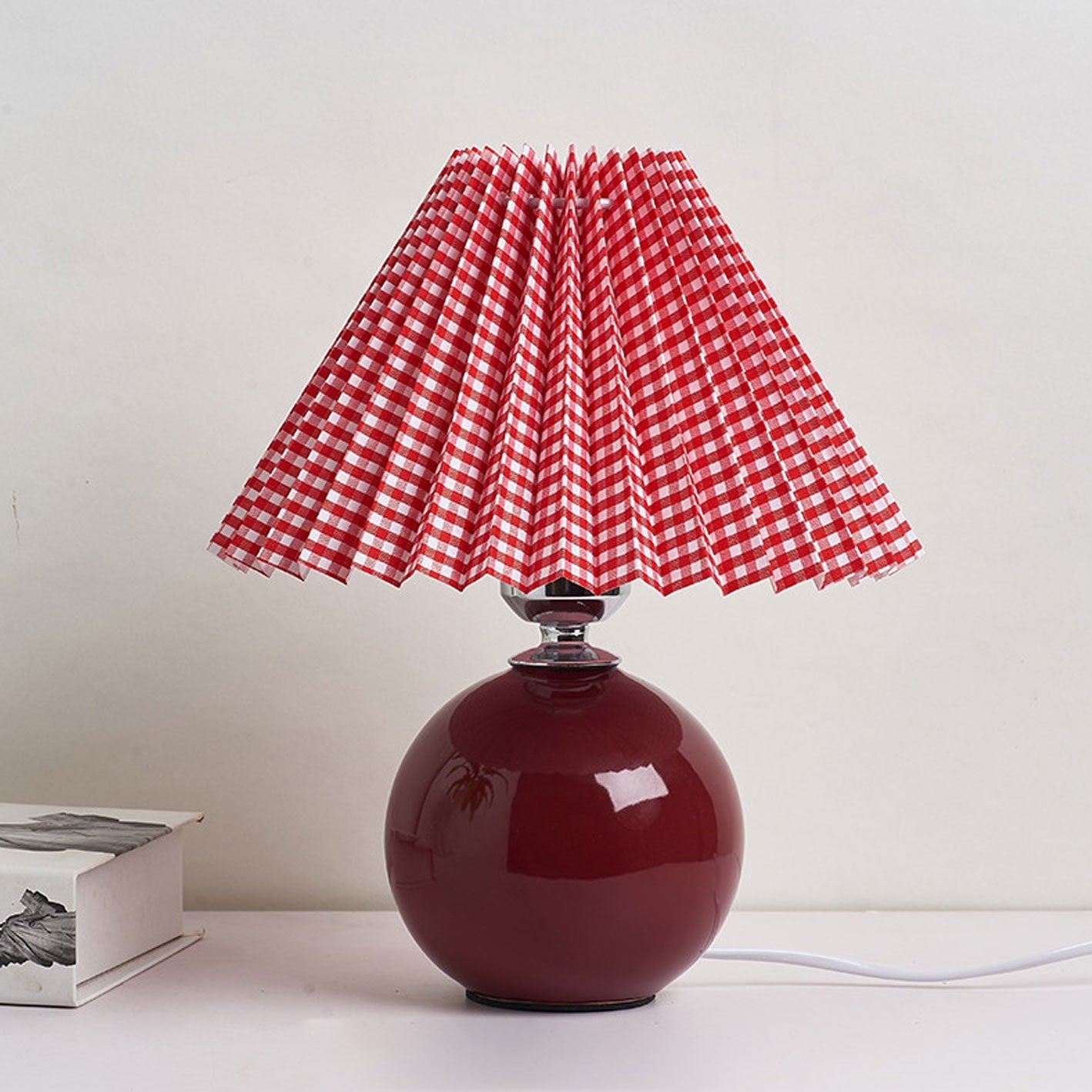 Nordic Minimalist White Ceramic Pleated Table Lamp for Bedroom Desk