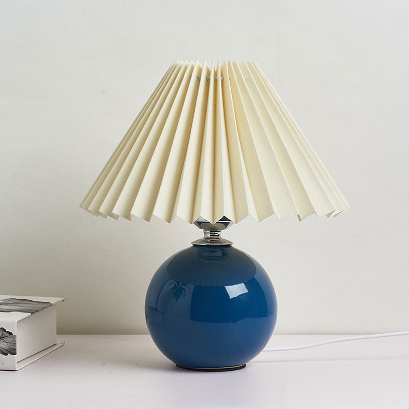 Nordic Minimalist White Ceramic Pleated Table Lamp for Bedroom Desk