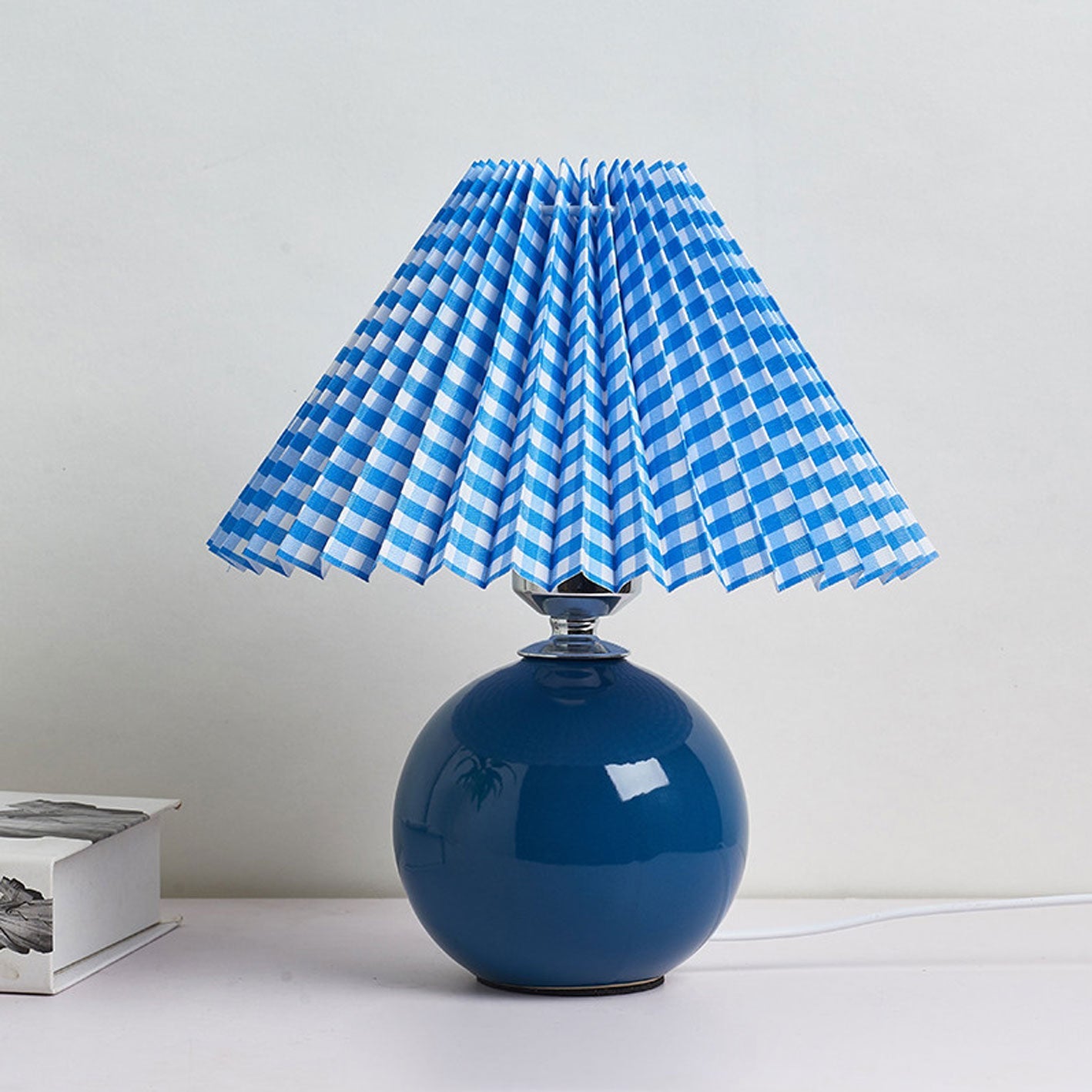 Nordic Minimalist White Ceramic Pleated Table Lamp for Bedroom Desk