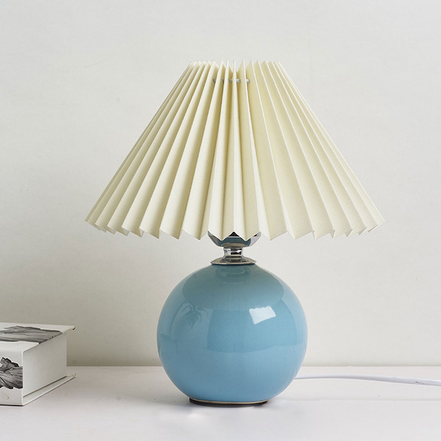 Nordic Minimalist White Ceramic Pleated Table Lamp for Bedroom Desk