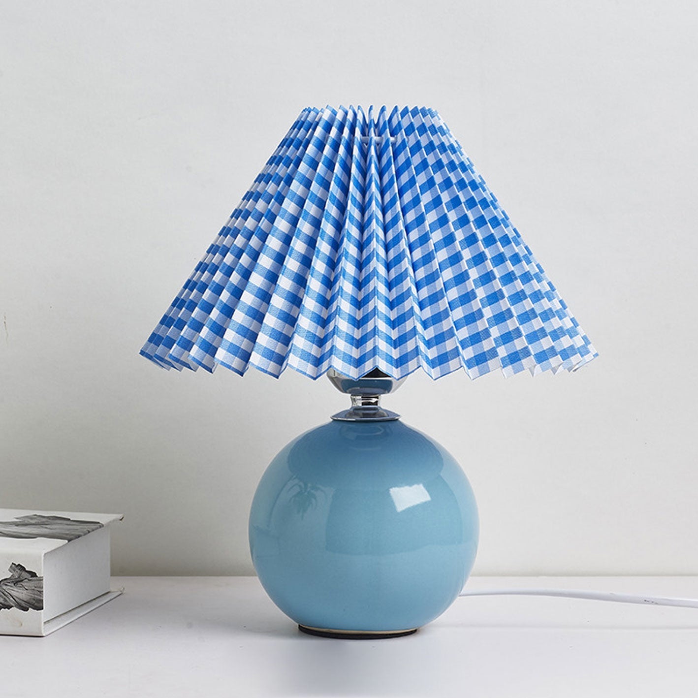Nordic Minimalist White Ceramic Pleated Table Lamp for Bedroom Desk