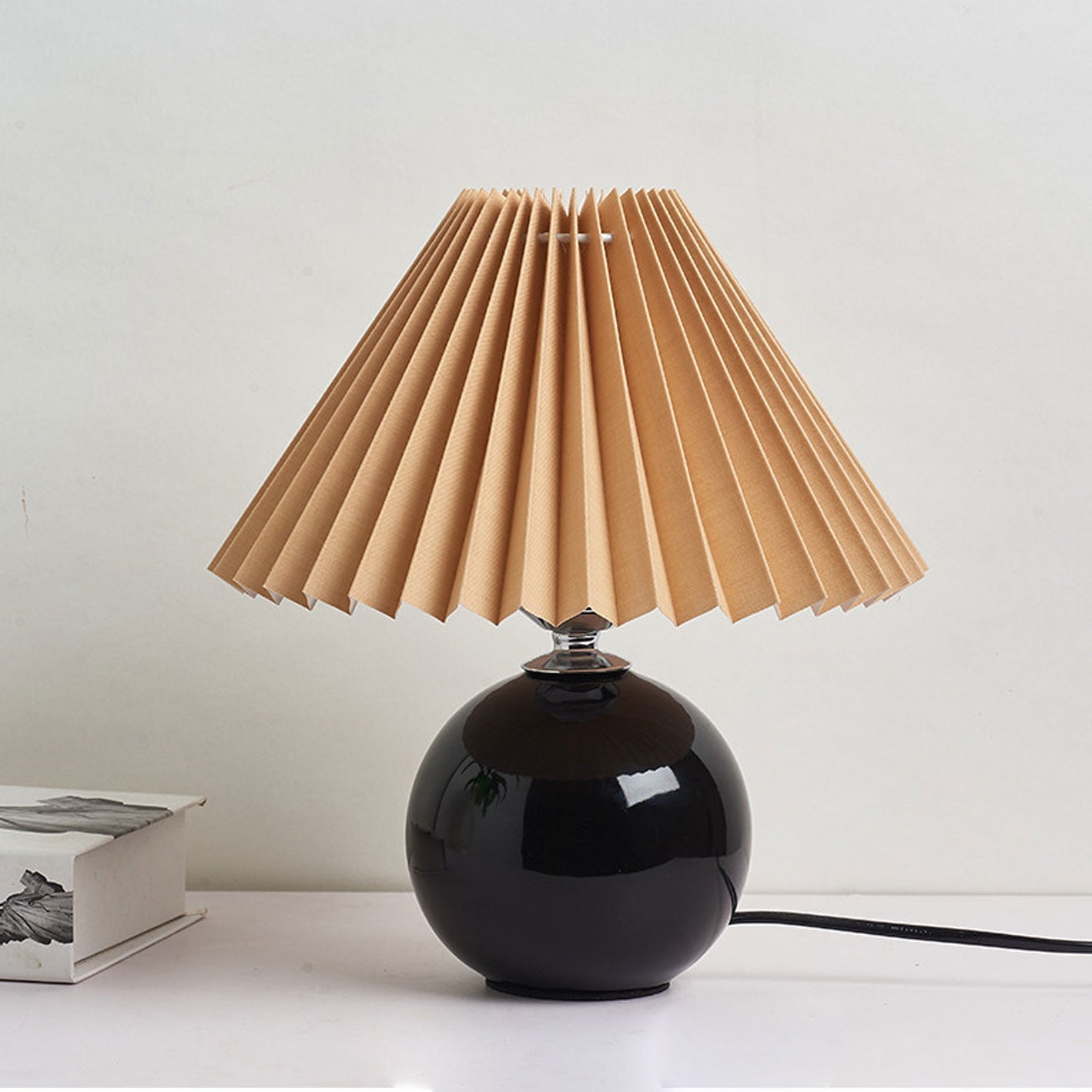 Nordic Minimalist White Ceramic Pleated Table Lamp for Bedroom Desk