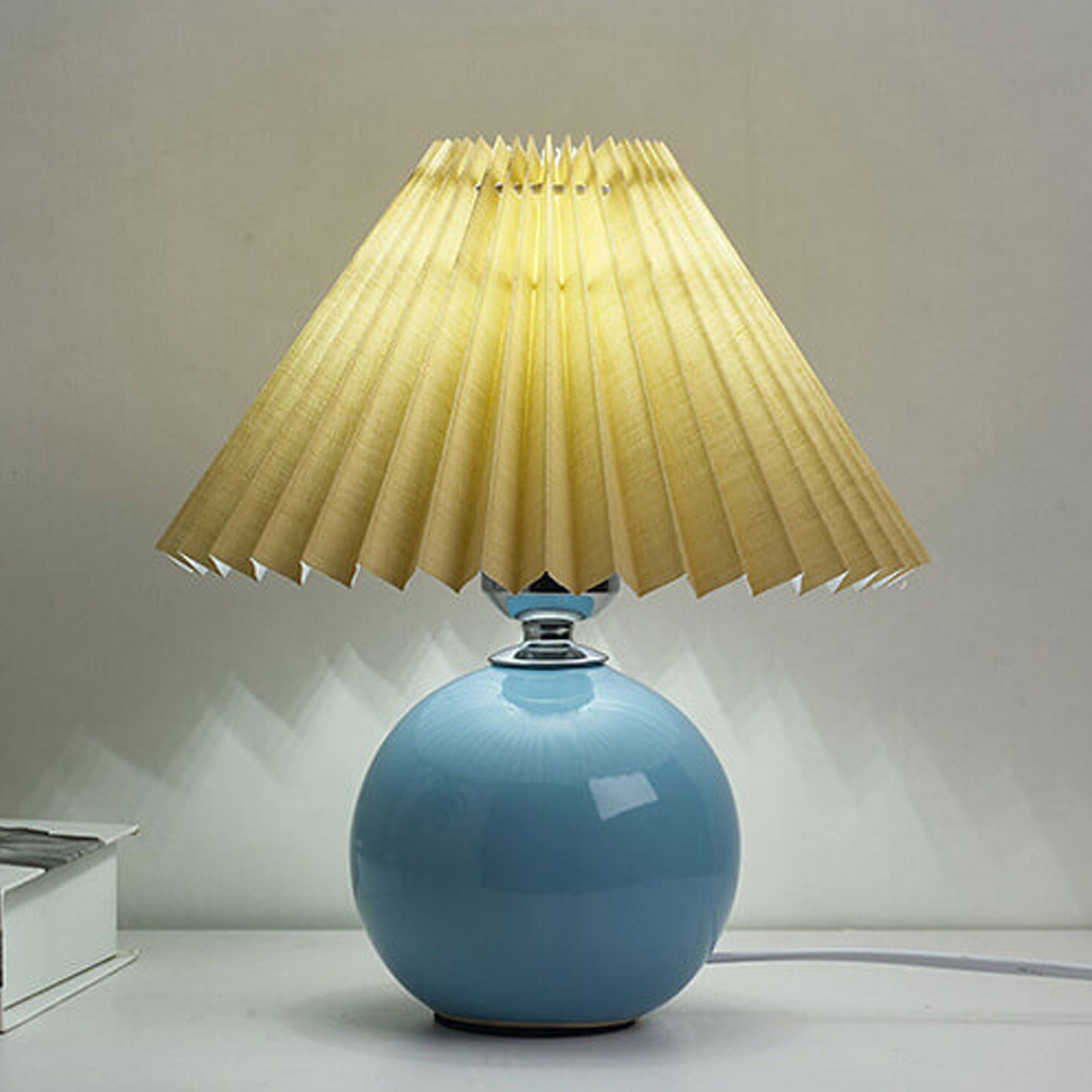 Nordic Minimalist White Ceramic Pleated Table Lamp for Bedroom Desk
