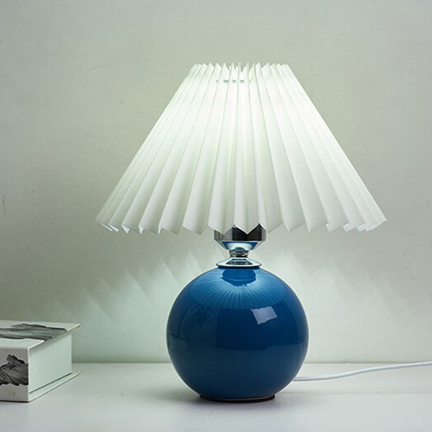Nordic Minimalist White Ceramic Pleated Table Lamp for Bedroom Desk