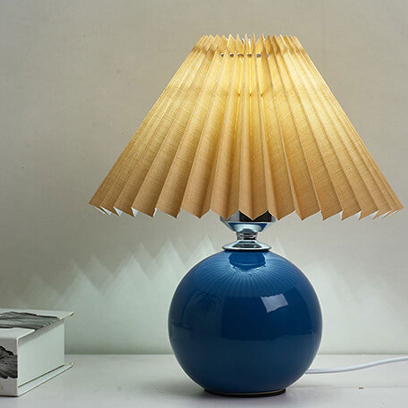 Nordic Minimalist White Ceramic Pleated Table Lamp for Bedroom Desk