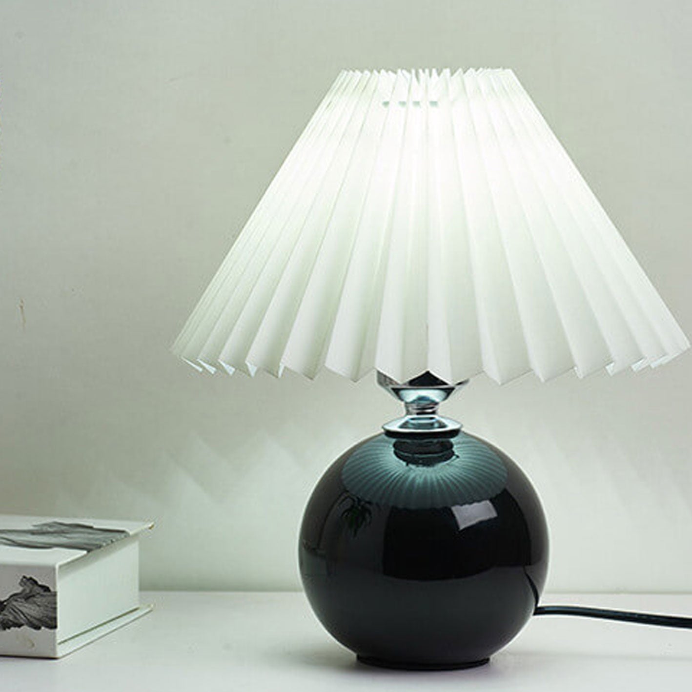 Nordic Minimalist White Ceramic Pleated Table Lamp for Bedroom Desk