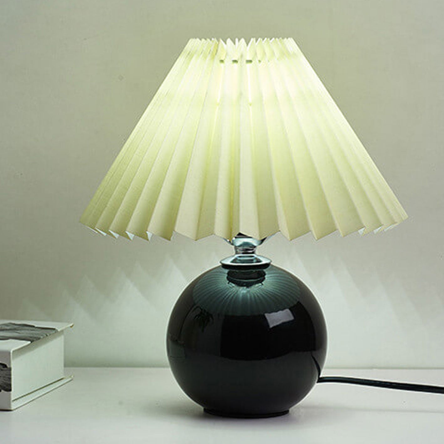 Nordic Minimalist White Ceramic Pleated Table Lamp for Bedroom Desk