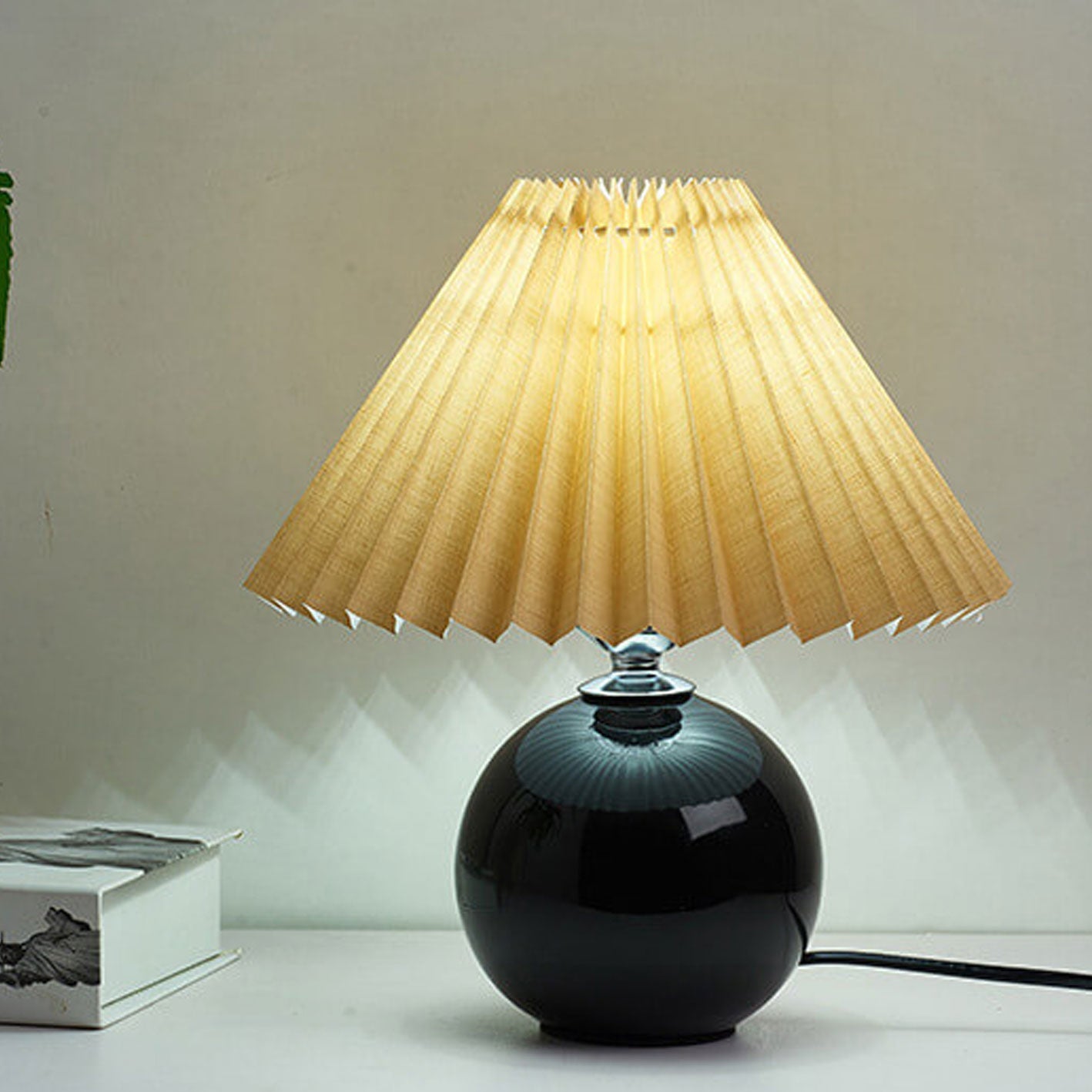 Nordic Minimalist White Ceramic Pleated Table Lamp for Bedroom Desk