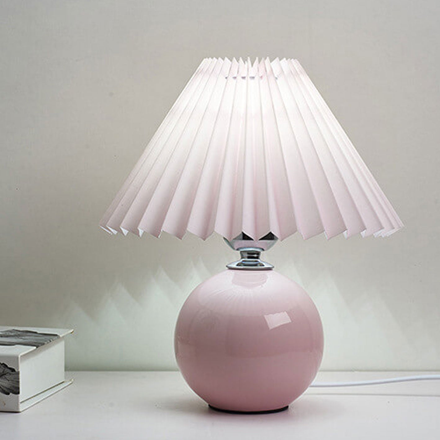 Nordic Minimalist White Ceramic Pleated Table Lamp for Bedroom Desk