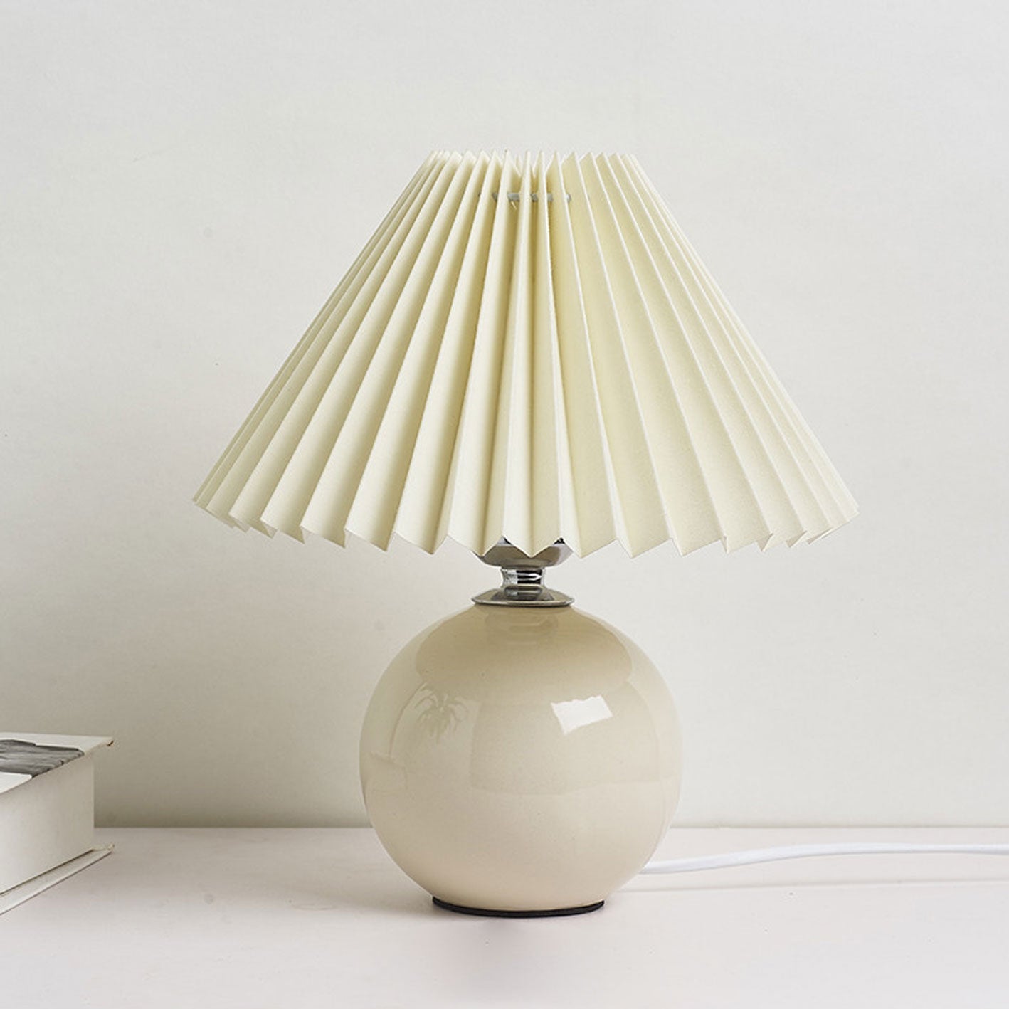 Nordic Minimalist White Ceramic Pleated Table Lamp for Bedroom Desk