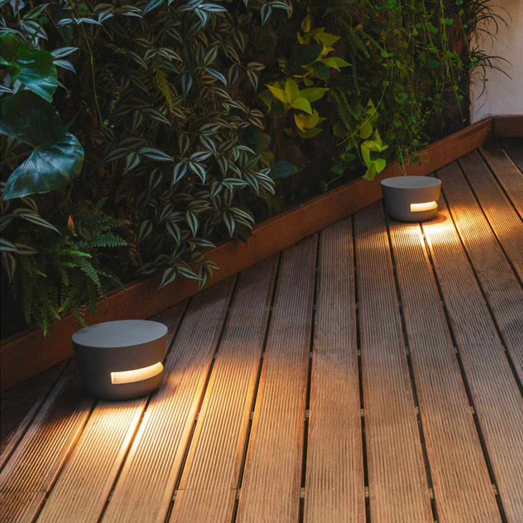 Sleek Black Minimalist Pathway Lights for Outdoor Lawn and Garden Use