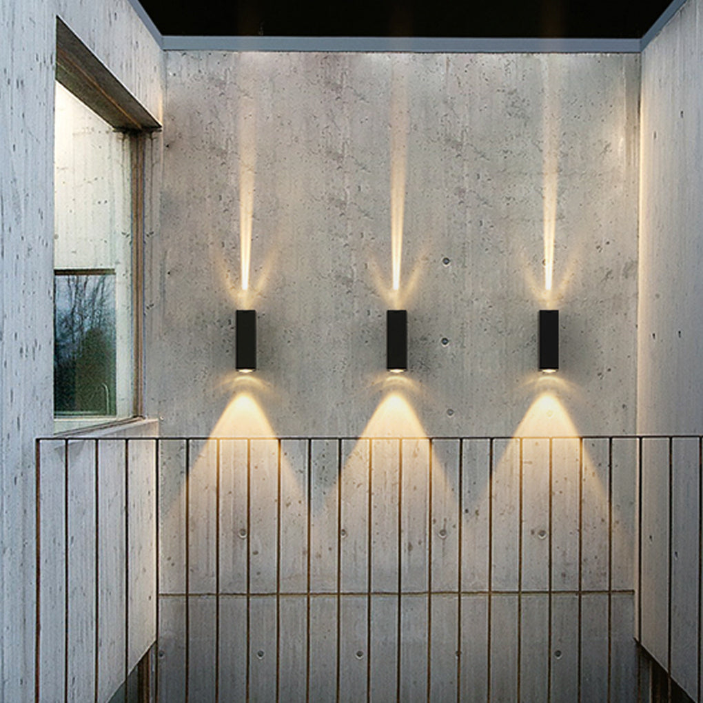Sleek Black Dual-Beam Waterproof Outdoor Wall Sconce for Modern Exteriors