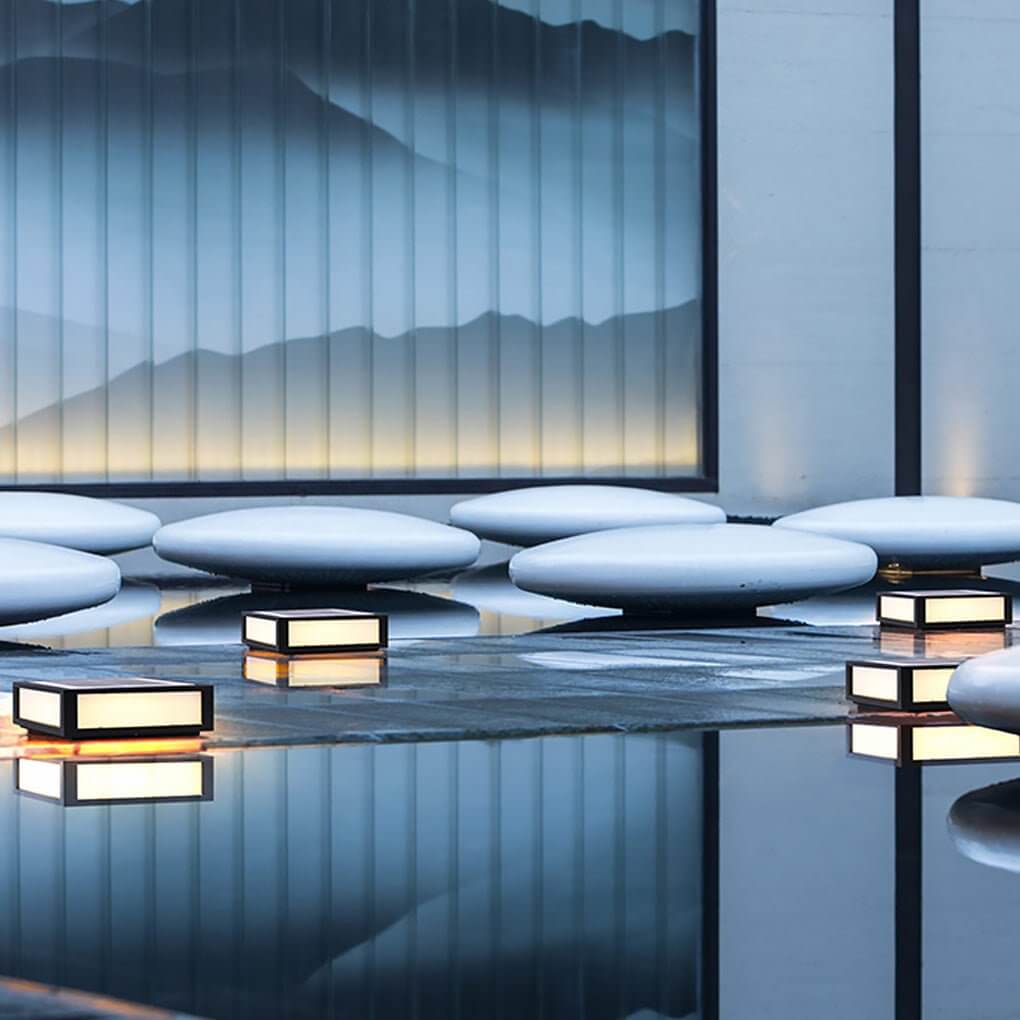 Modern Black Metal Square Pillar Outdoor LED Lighting Fixture