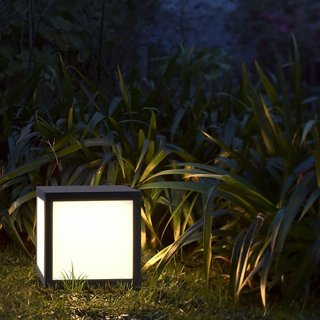 Modern Black Metal Square Pillar Outdoor LED Lighting Fixture