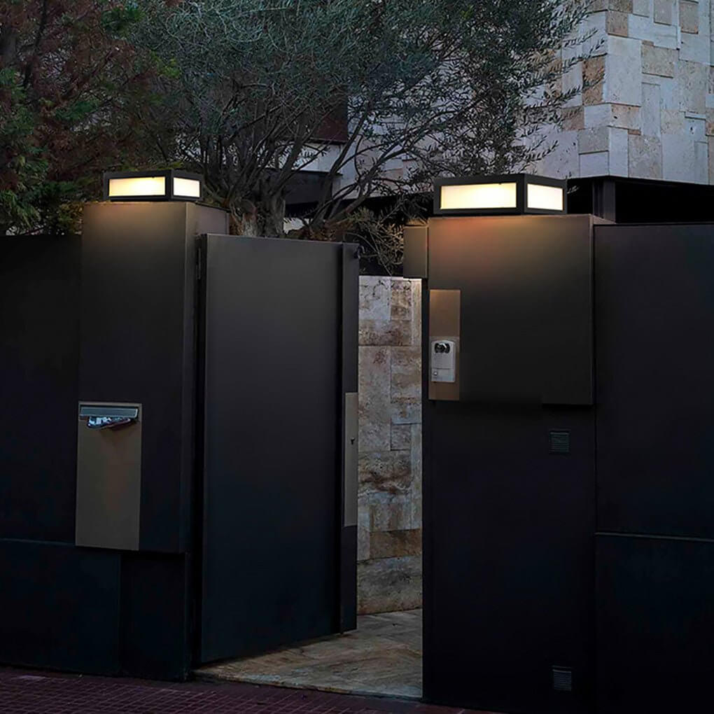 Modern Black Metal Square Pillar Outdoor LED Lighting Fixture