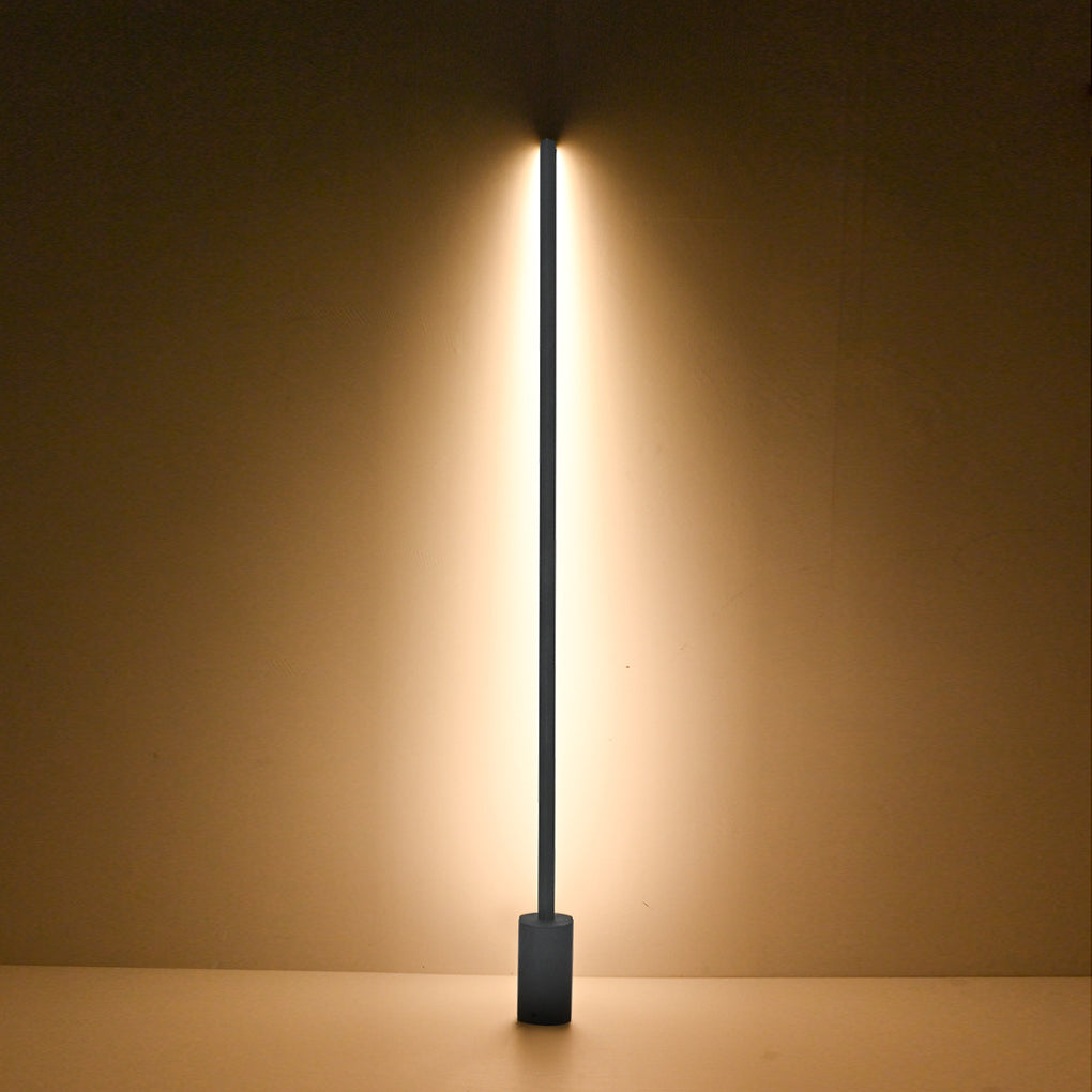 Sleek Waterproof LED Linear Outdoor Floor Lamp for Patio & Garden Lighting